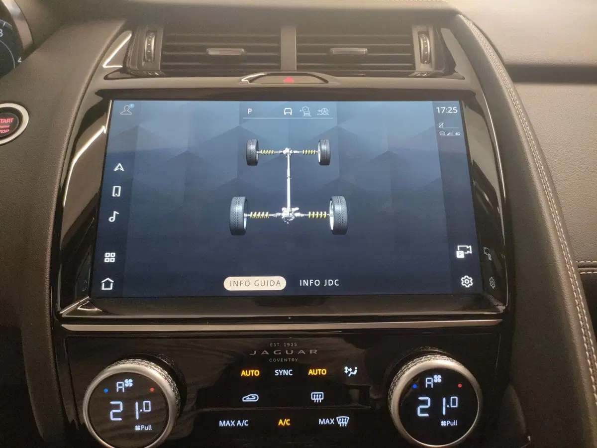 Jaguar E-Pace usata a Milano (19)