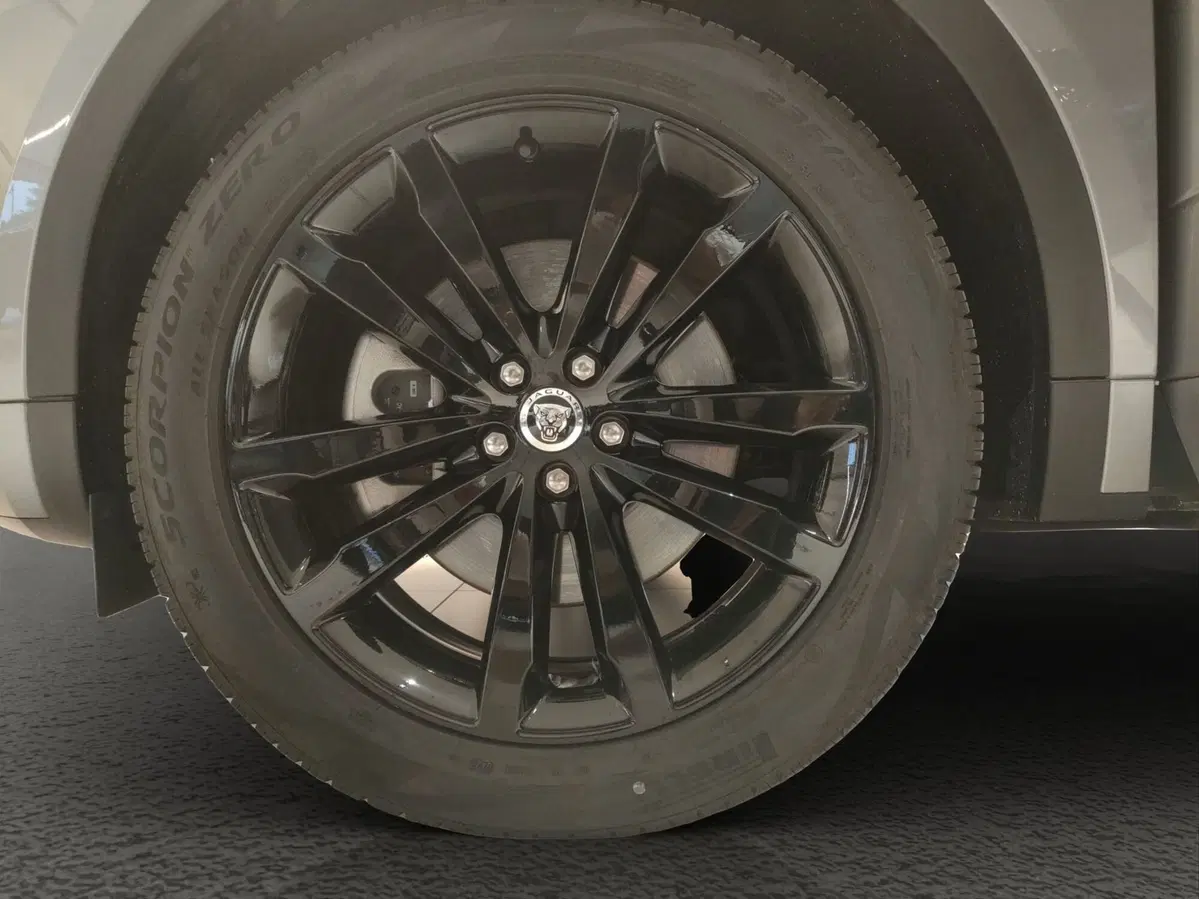 Jaguar E-Pace usata a Milano (9)