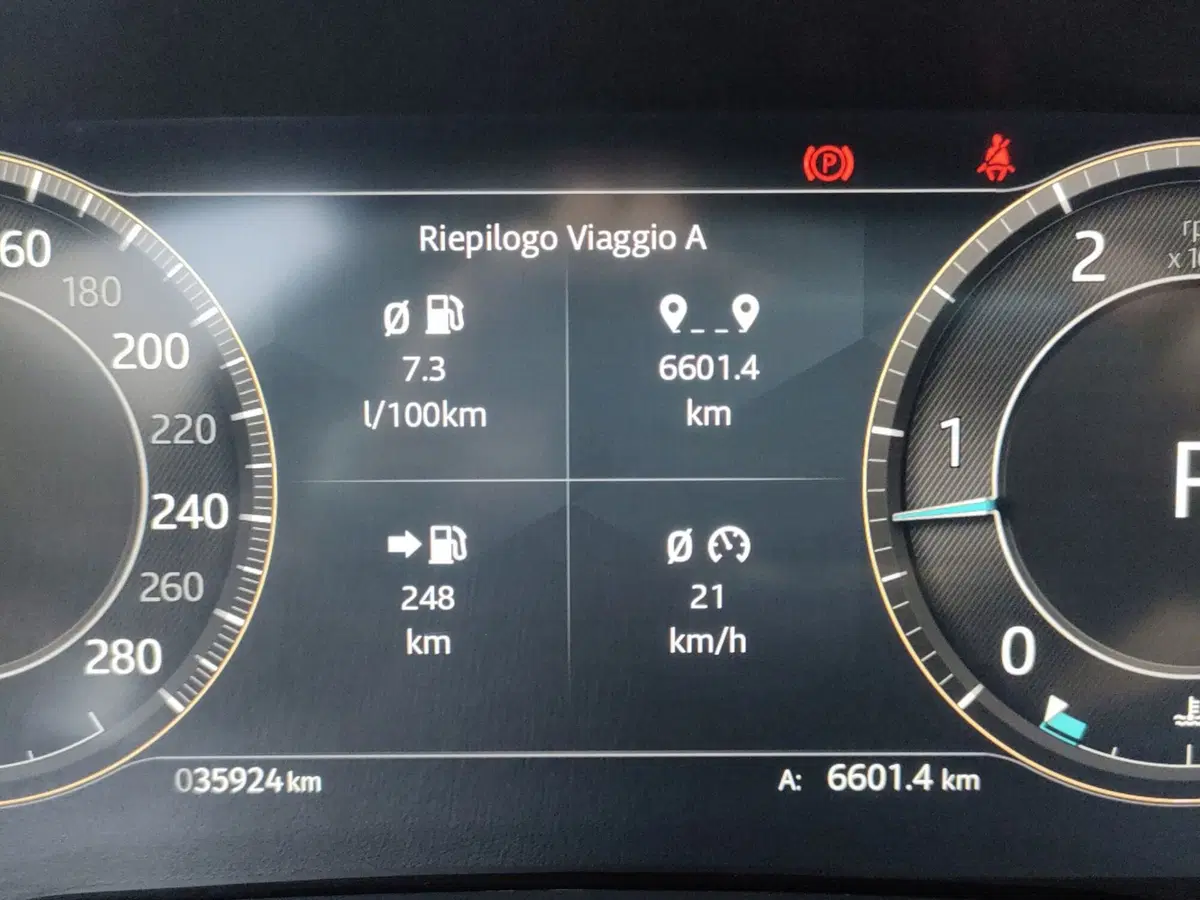 Jaguar E-Pace usata a Milano (10)