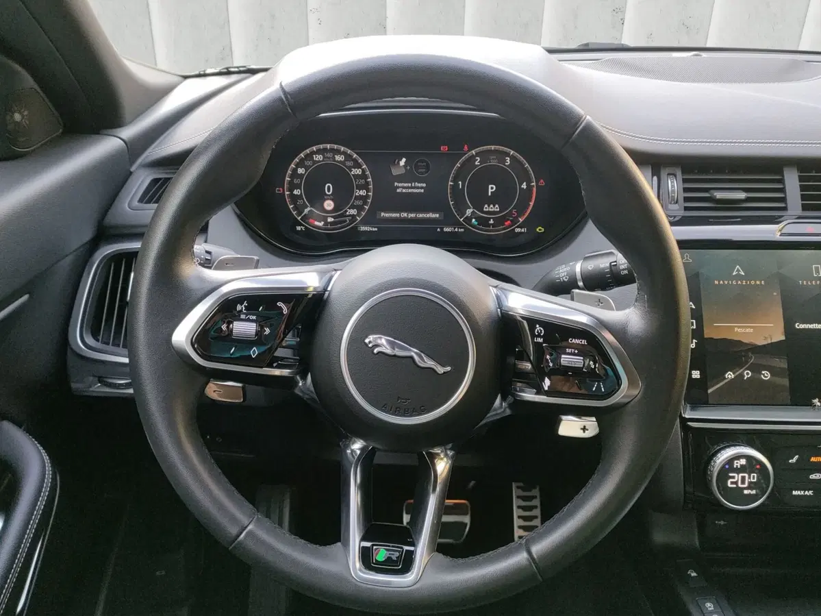 Jaguar E-Pace usata a Milano (12)