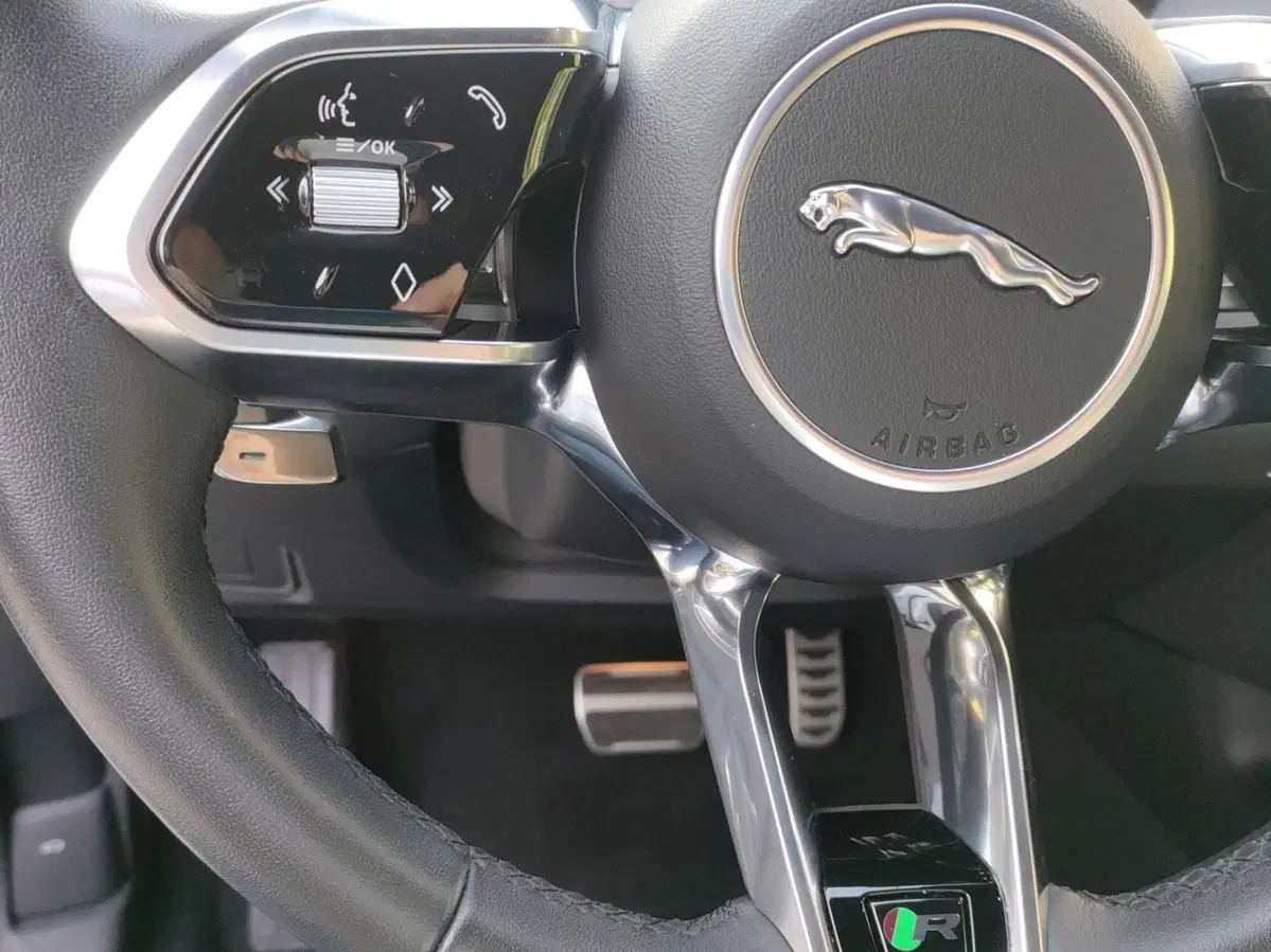Jaguar E-Pace usata a Milano (13)