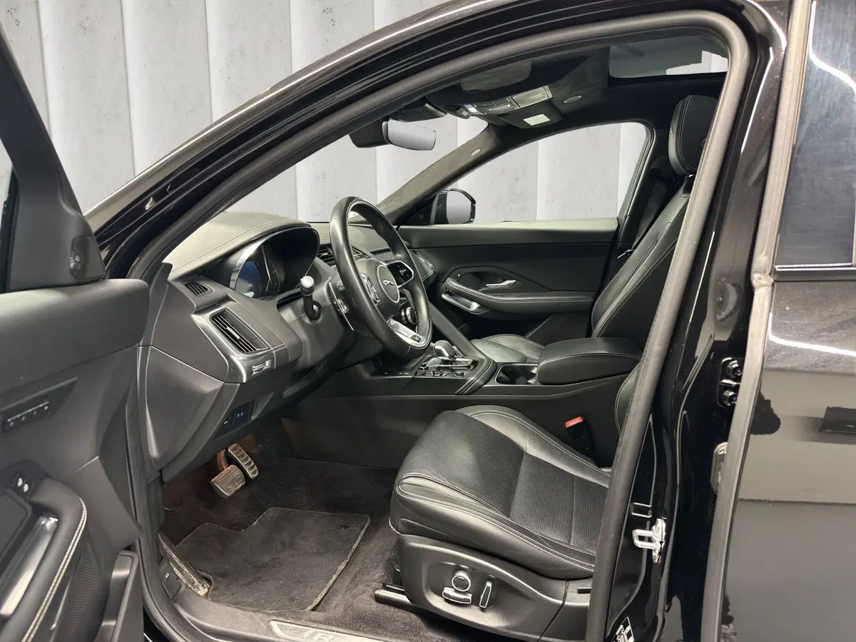 Jaguar E-Pace usata a Milano (14)