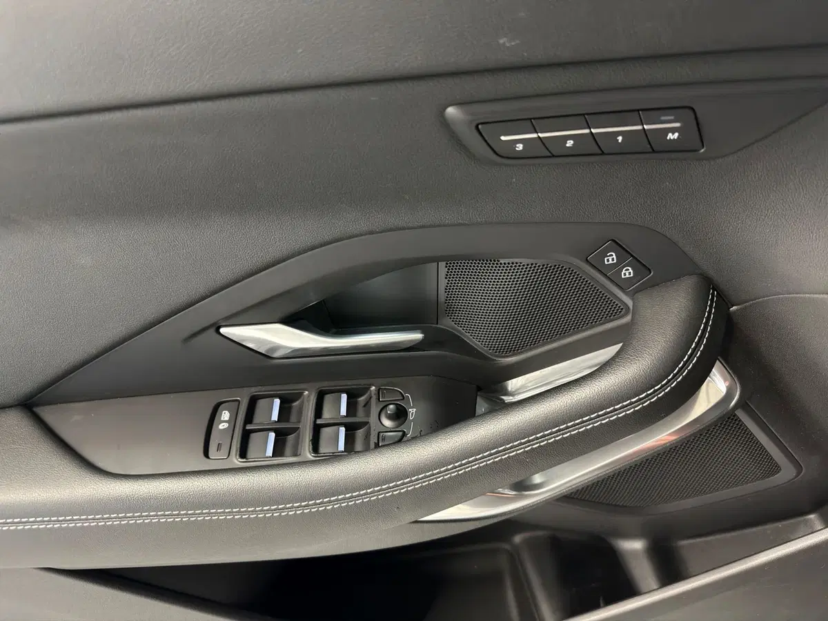 Jaguar E-Pace usata a Milano (16)