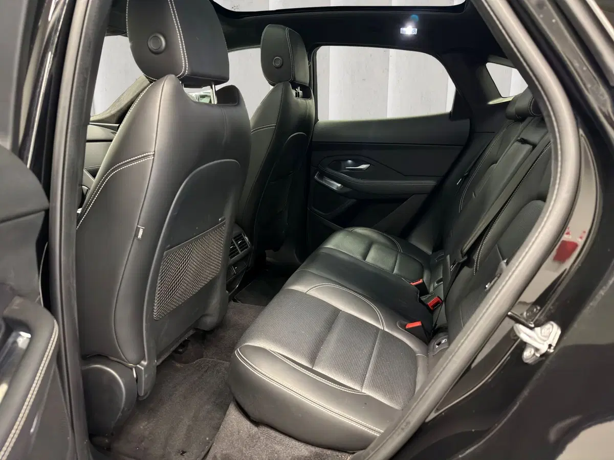 Jaguar E-Pace usata a Milano (17)
