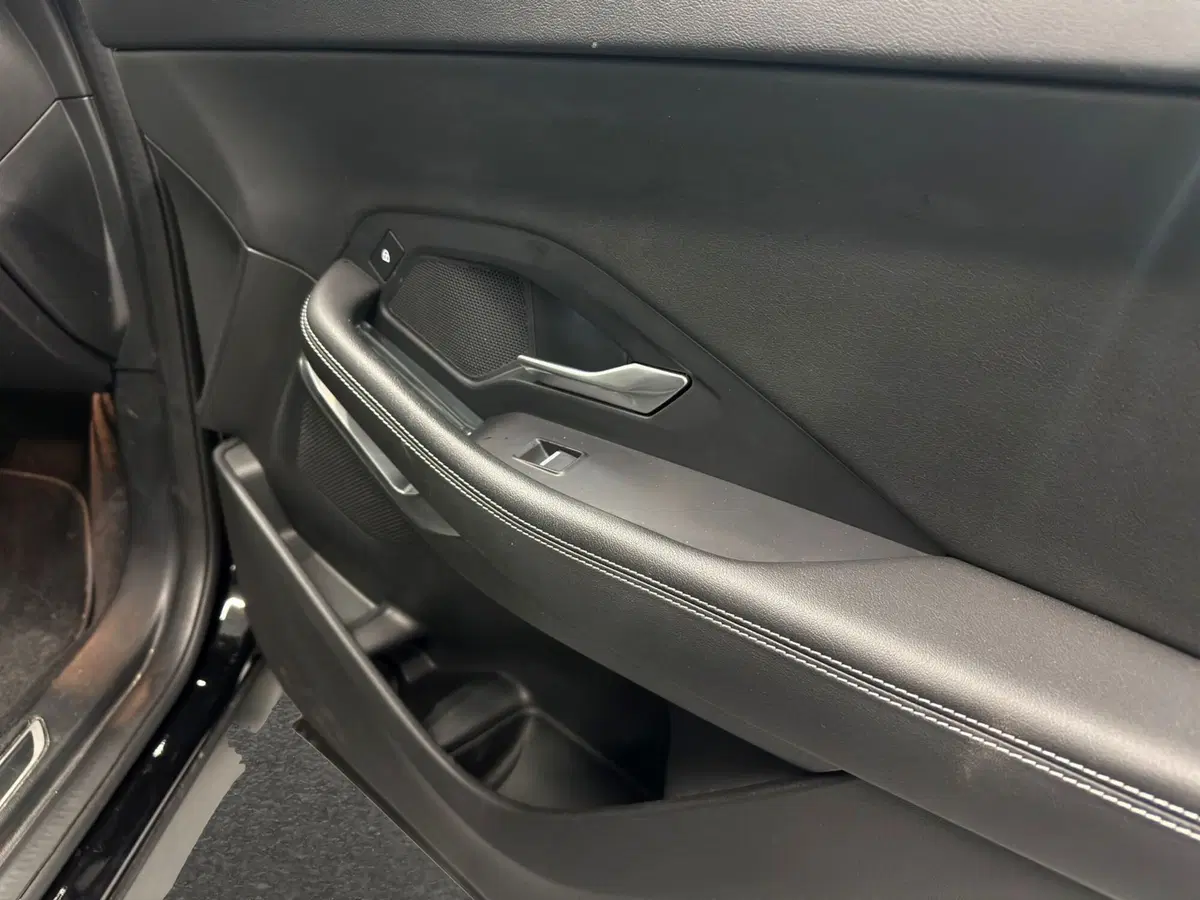 Jaguar E-Pace usata a Milano (19)