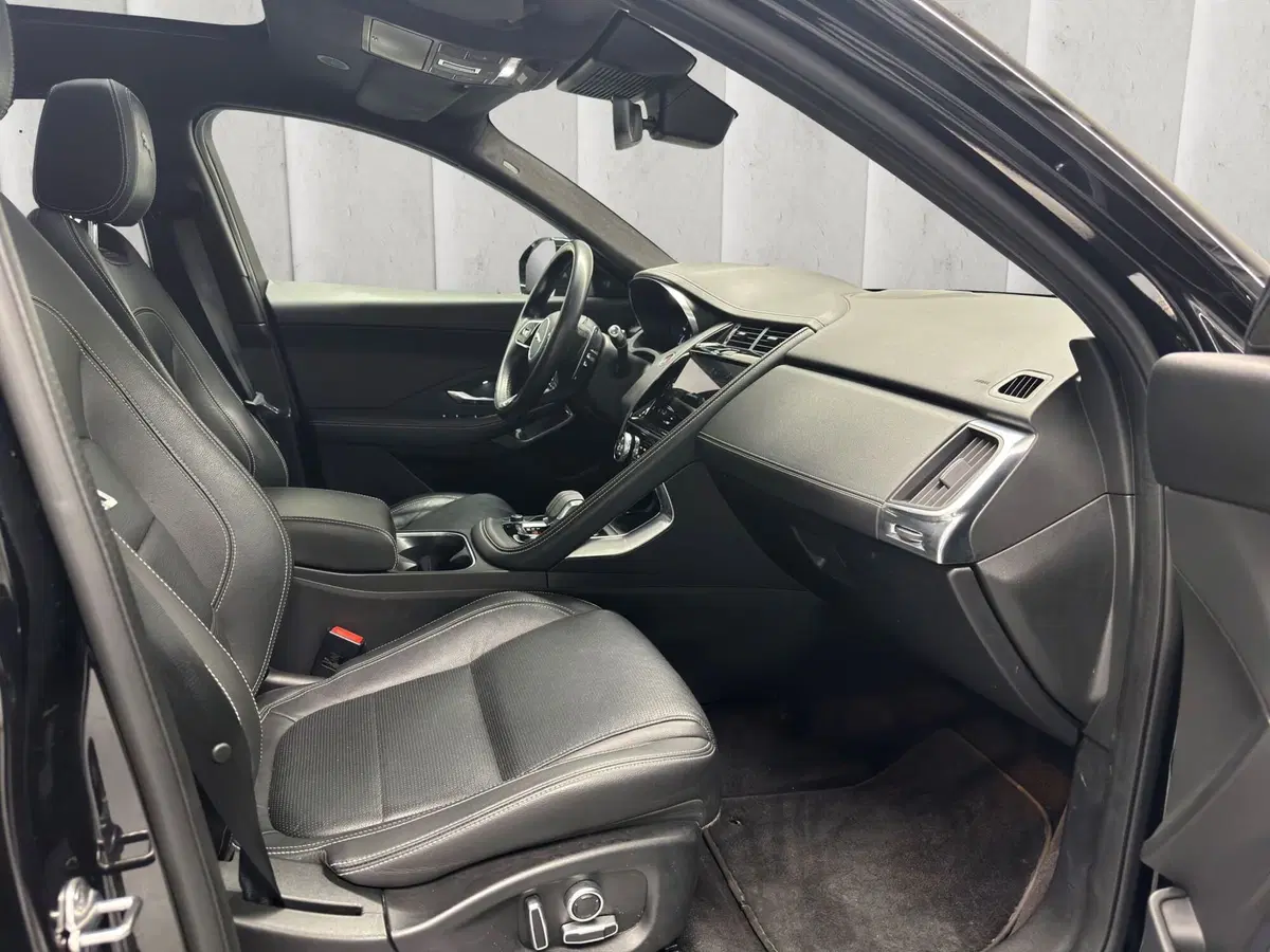 Jaguar E-Pace usata a Milano (3)