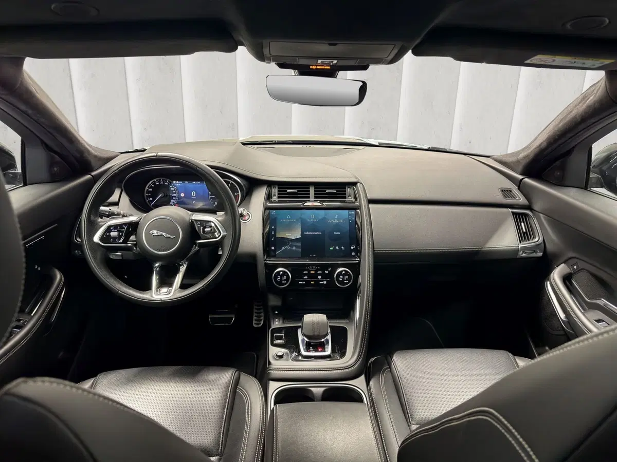Jaguar E-Pace usata a Milano (4)