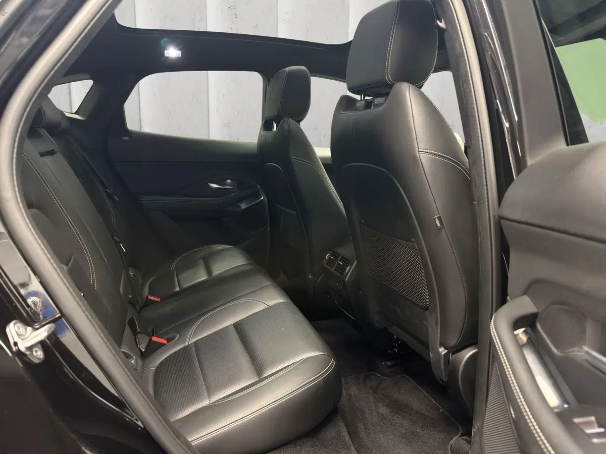 Jaguar E-Pace usata a Milano (5)