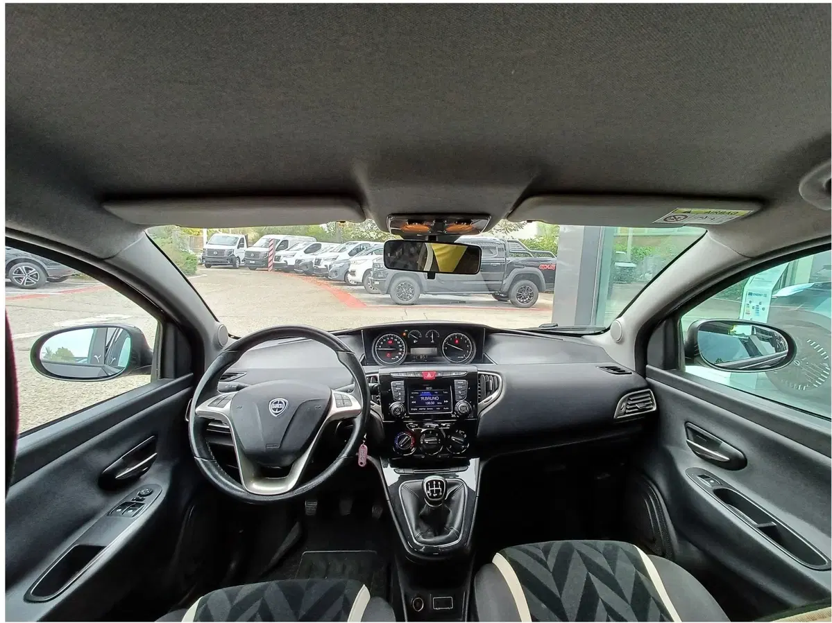 Lancia Ypsilon usata a Modena (11)