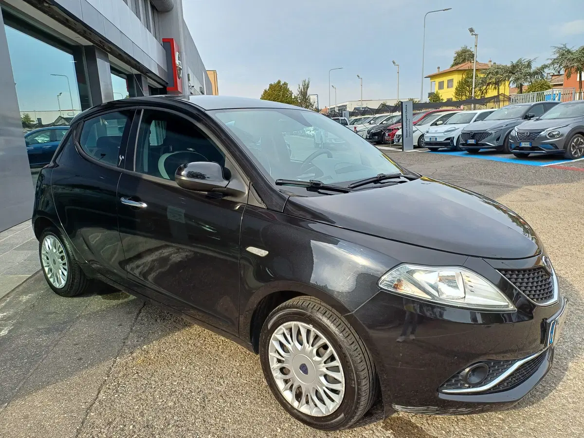 Lancia Ypsilon usata a Modena (5)