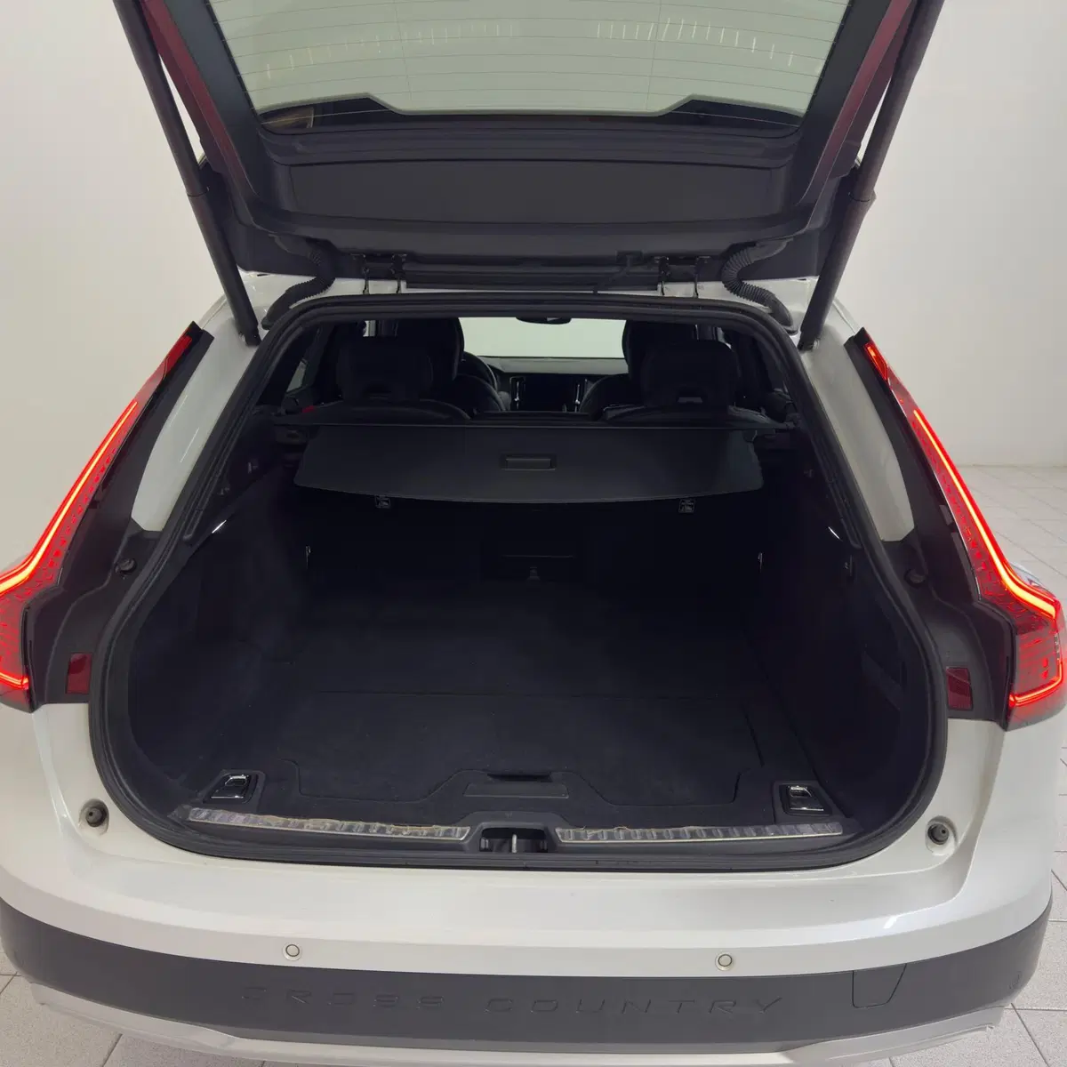 Volvo V90 Cross Country usata a Novara (10)