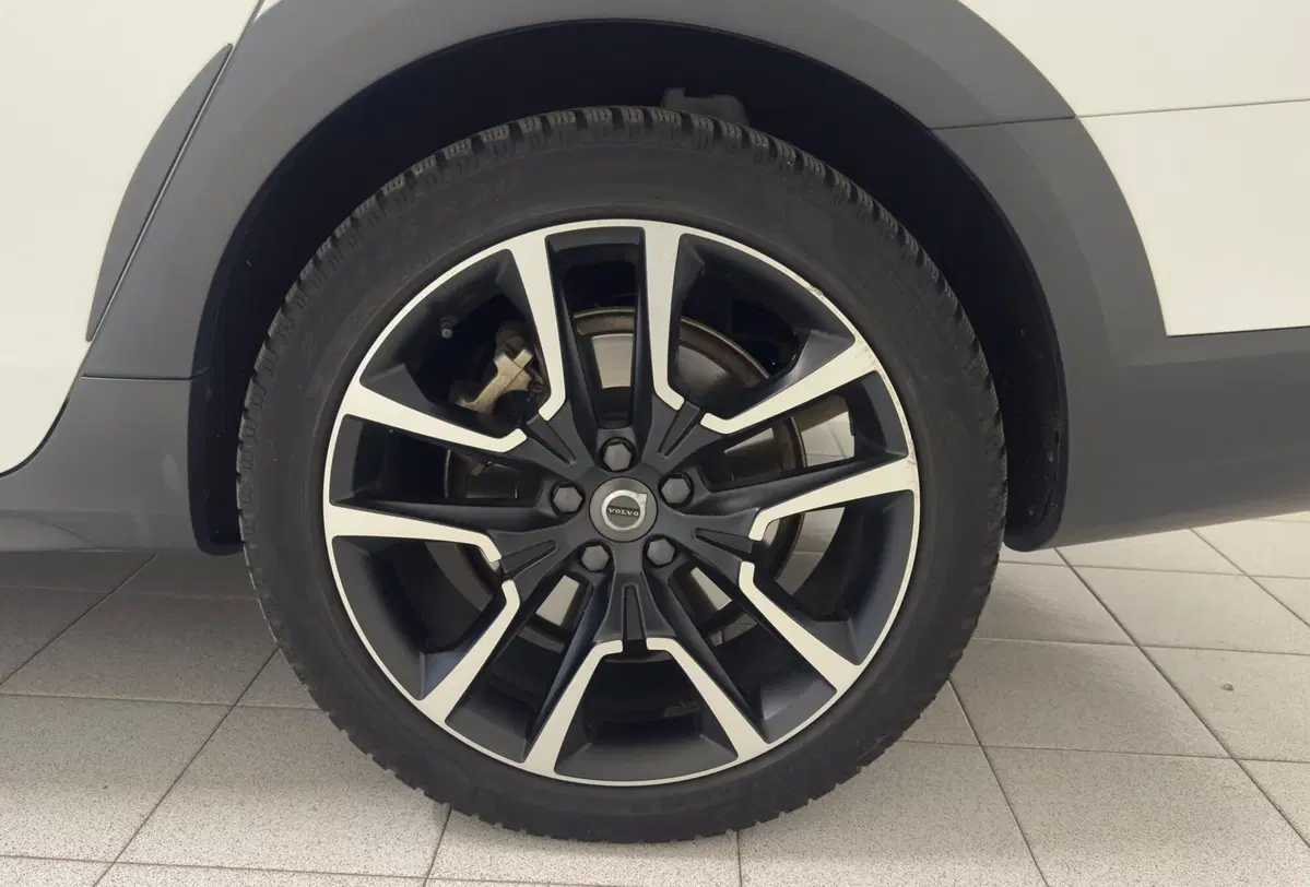 Volvo V90 Cross Country usata a Novara (9)