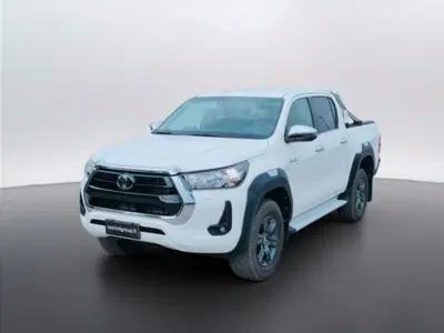 Toyota Hilux 2.8 D 4WD porte Double Cab Lounge del 2023 usata a Mosciano Sant'Angelo