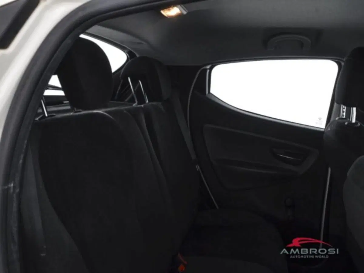 Lancia Ypsilon usata a Perugia (11)