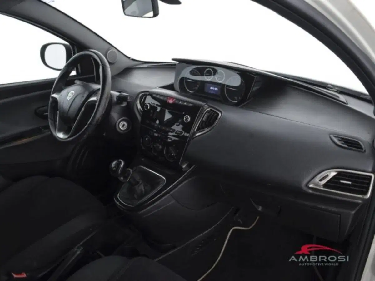 Lancia Ypsilon usata a Perugia (12)
