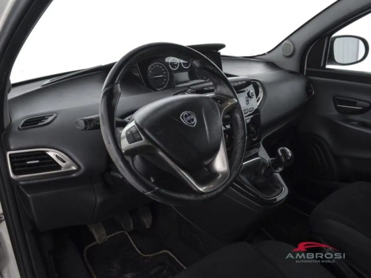Lancia Ypsilon usata a Perugia (8)