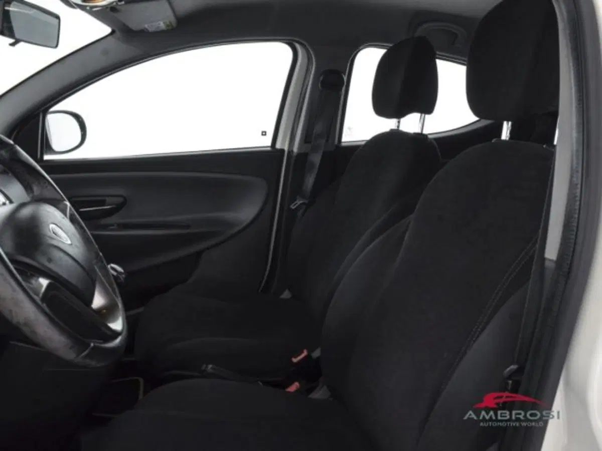 Lancia Ypsilon usata a Perugia (9)