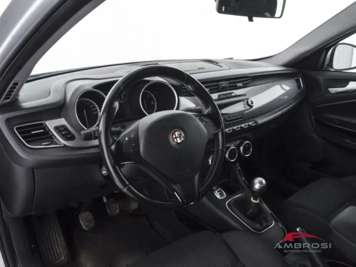 Alfa Romeo Giulietta usata a Perugia (8)