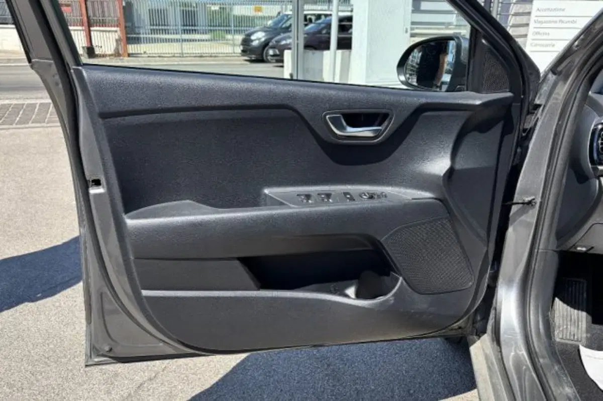 Kia Stonic usata a Latina (12)