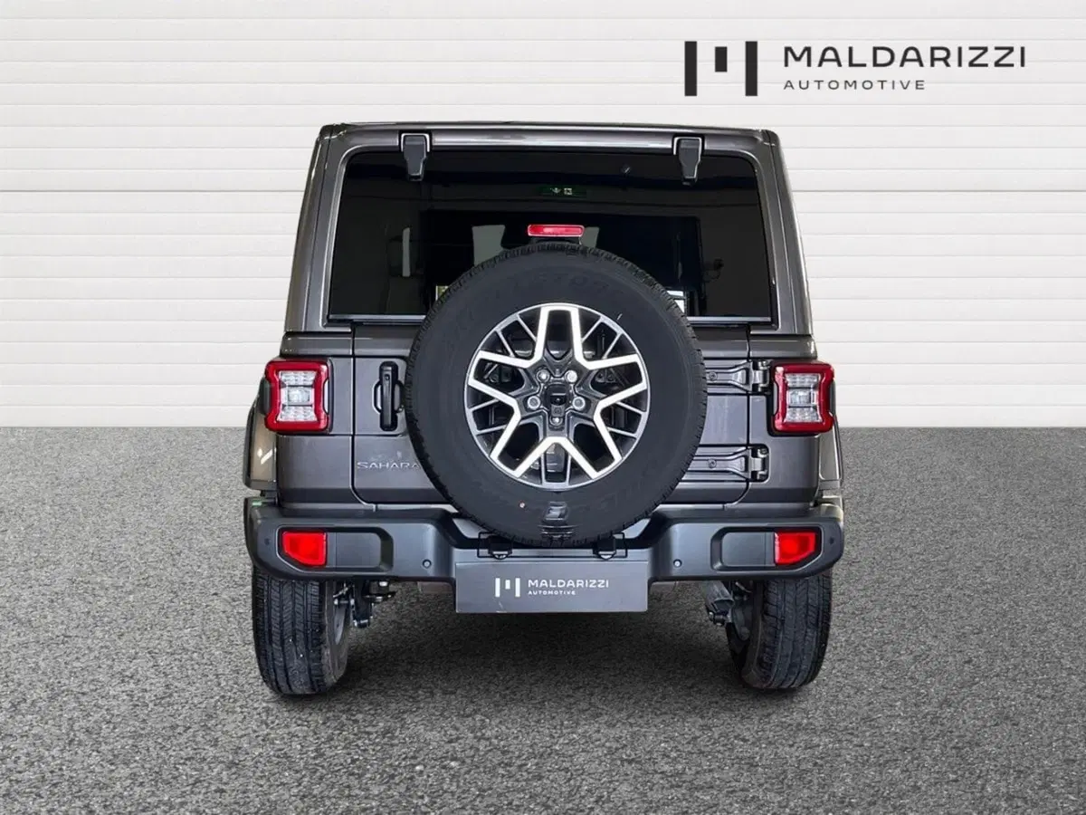 Jeep Wrangler Unlimited usata a Bari (3)