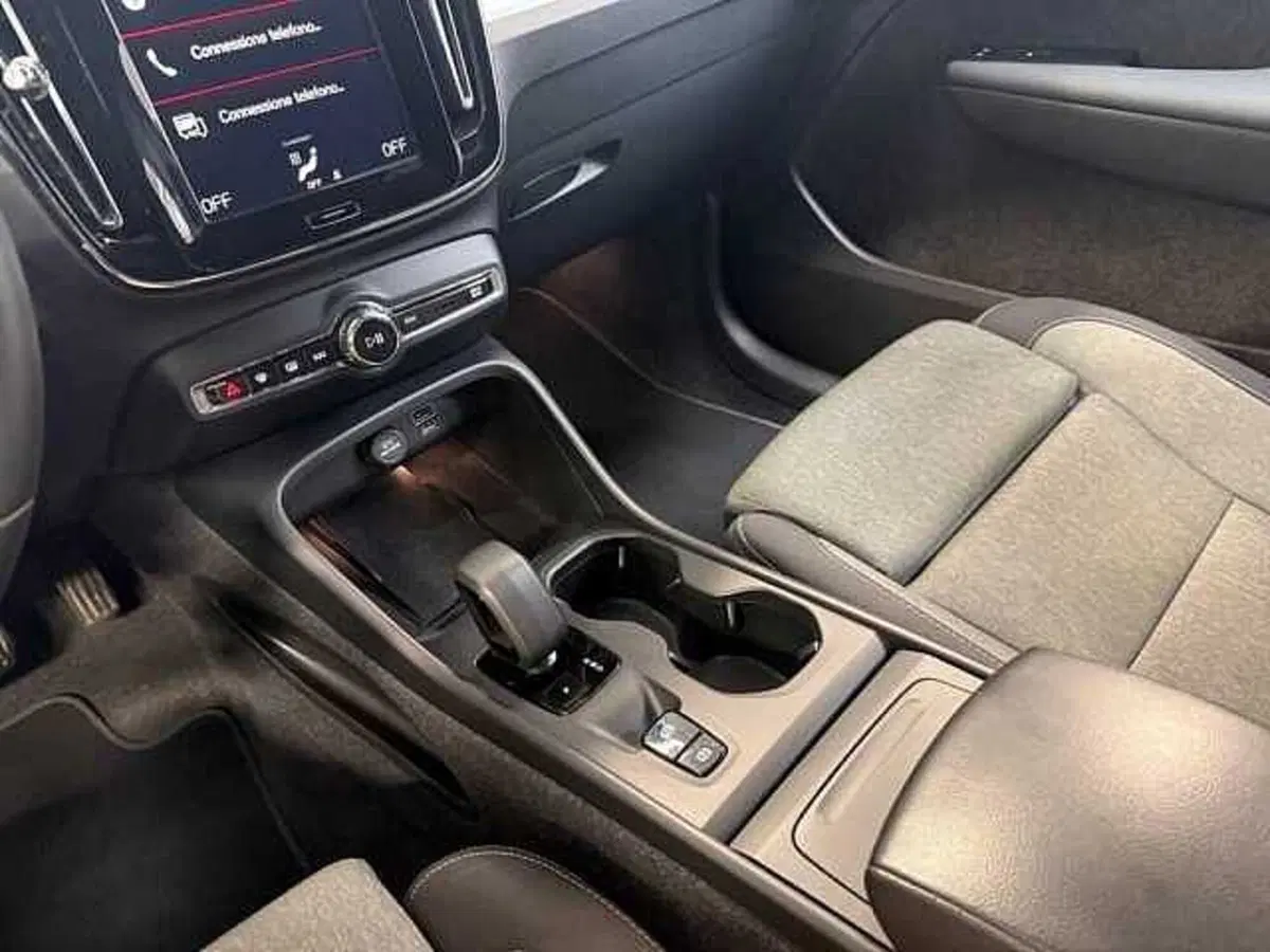 VOLVO Veicoli Commerciali XC40 usata a Milano (20)