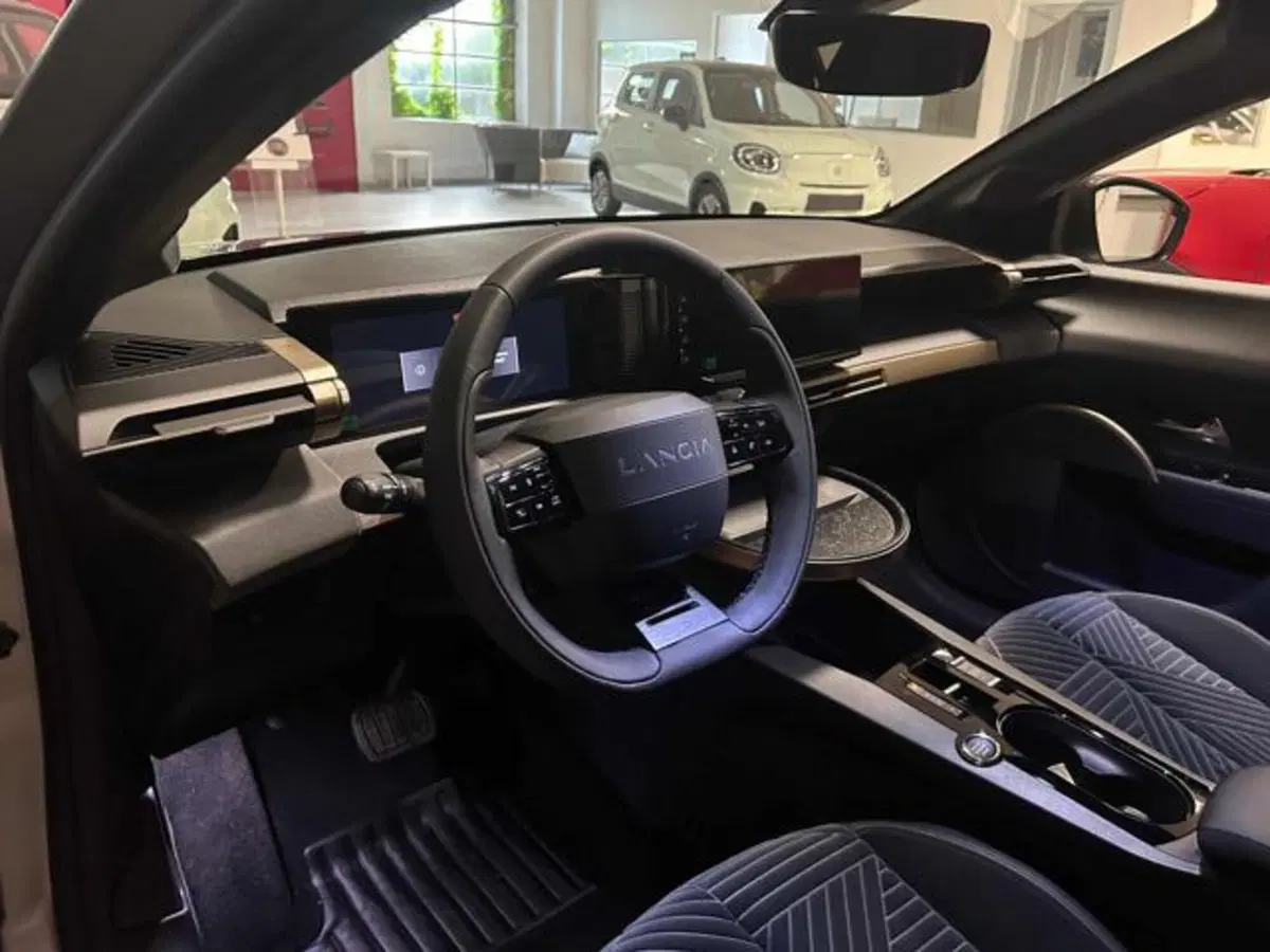 Lancia Ypsilon nuova a Vercelli (9)