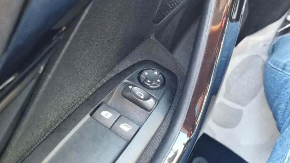 Peugeot 208 usata a Savona (9)