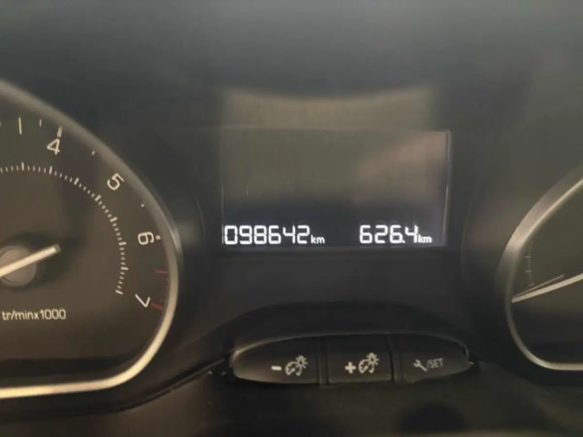 Peugeot 208 usata a Caserta (9)