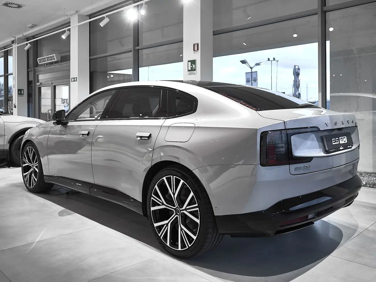 Volvo ES90 nuova a Prato (6)