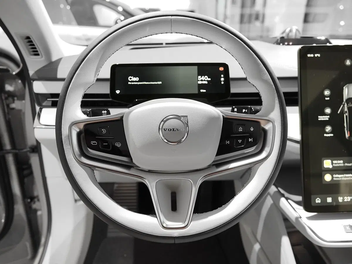 Volvo ES90 nuova a Prato (7)