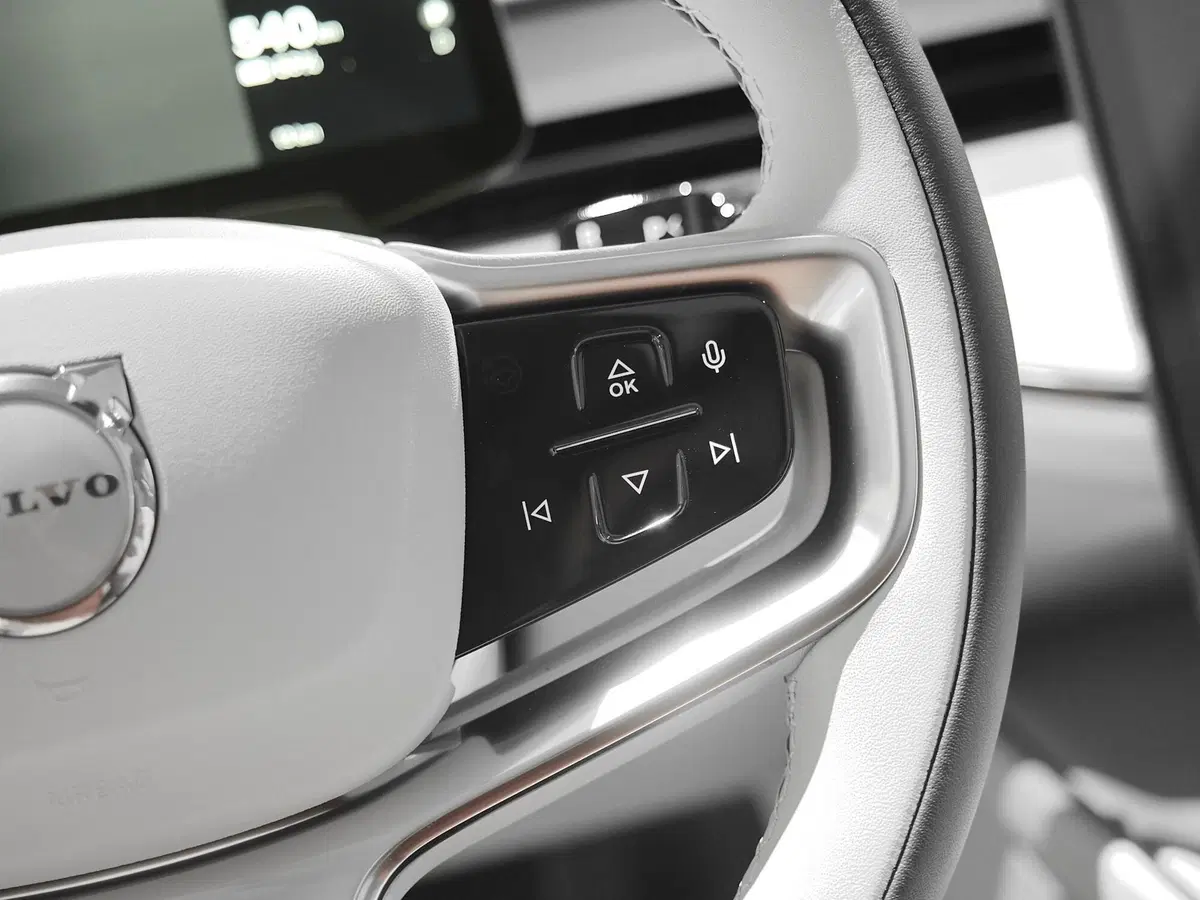 Volvo ES90 nuova a Prato (9)
