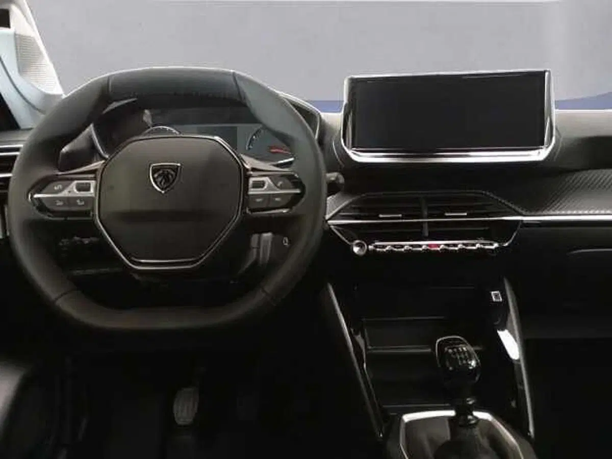 Peugeot 208 nuova a Milano (12)
