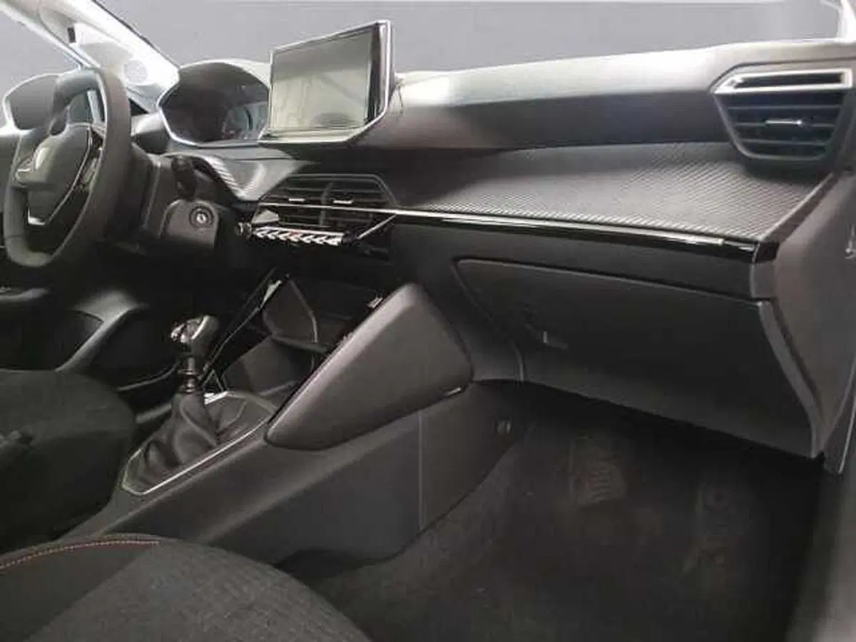 Peugeot 208 nuova a Milano (13)