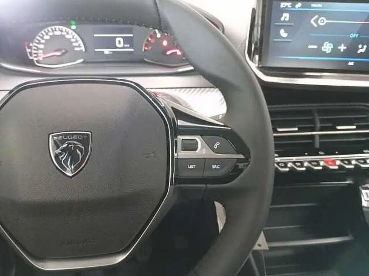 Peugeot 208 nuova a Milano (17)