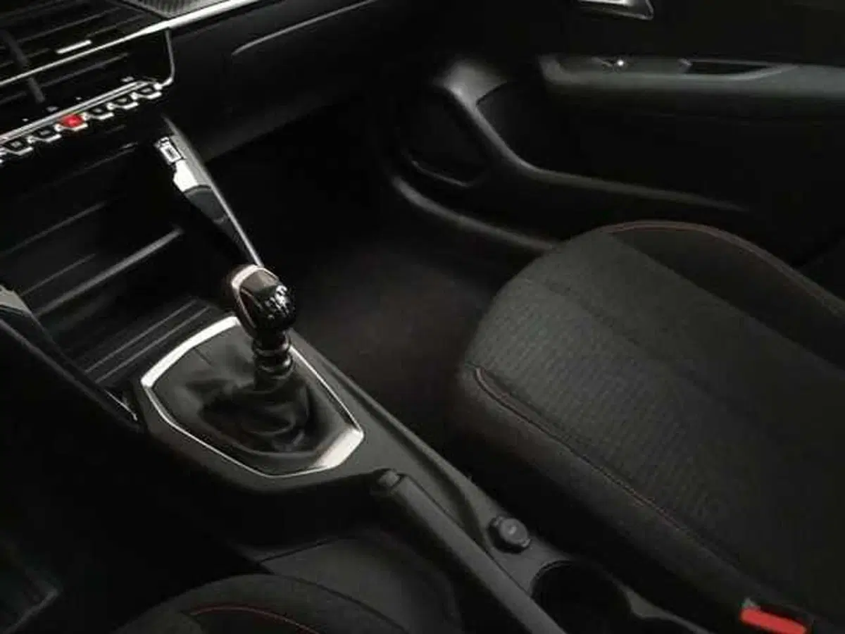 Peugeot 208 nuova a Milano (18)