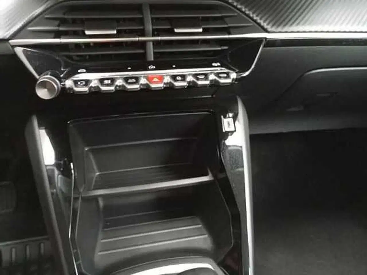 Peugeot 208 nuova a Milano (19)