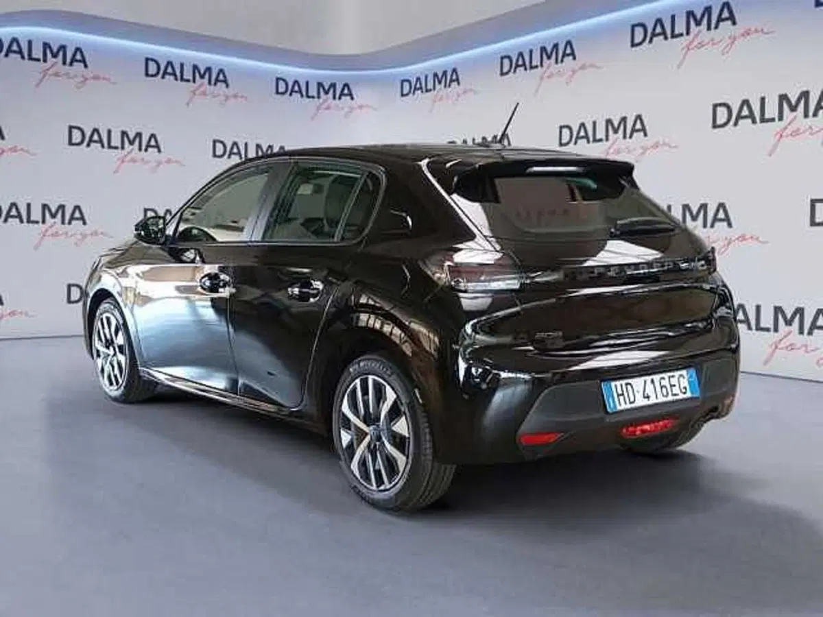 Peugeot 208 nuova a Milano (3)