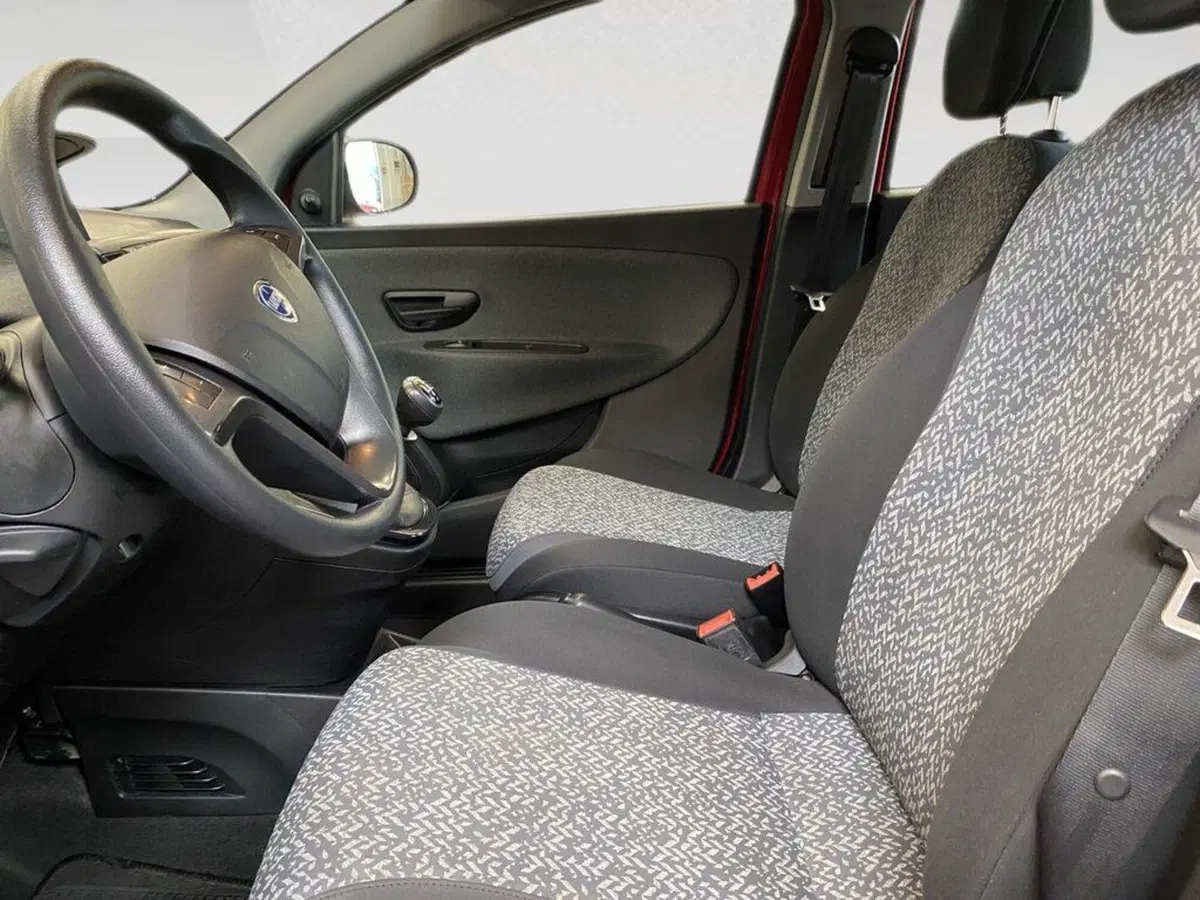 Lancia Ypsilon usata a Torino (7)