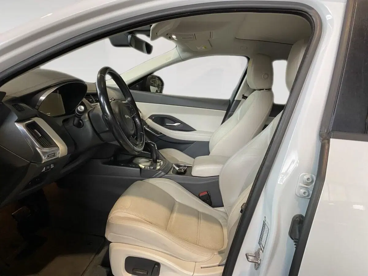 Jaguar E-Pace usata a Torino (7)