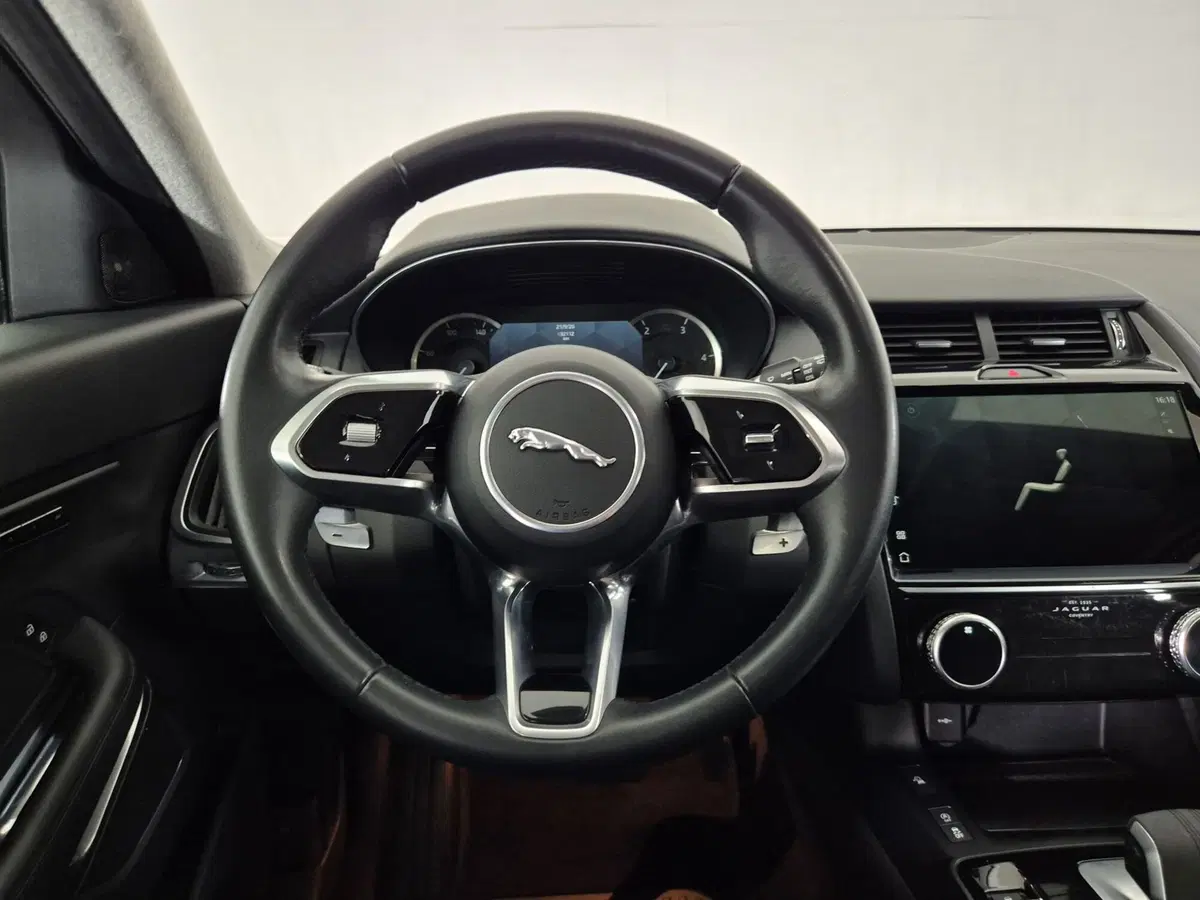 Jaguar E-Pace usata a Torino (18)