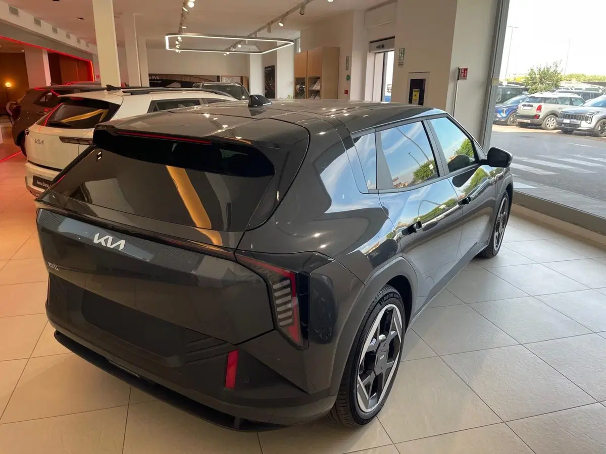 Kia EV4 nuova a Napoli (6)