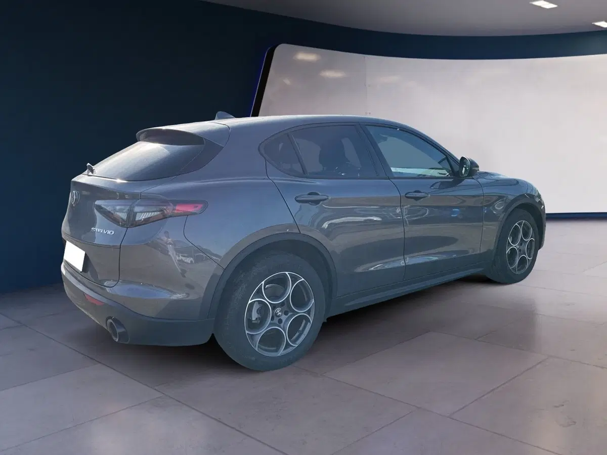 Alfa Romeo Stelvio usata a Torino (4)