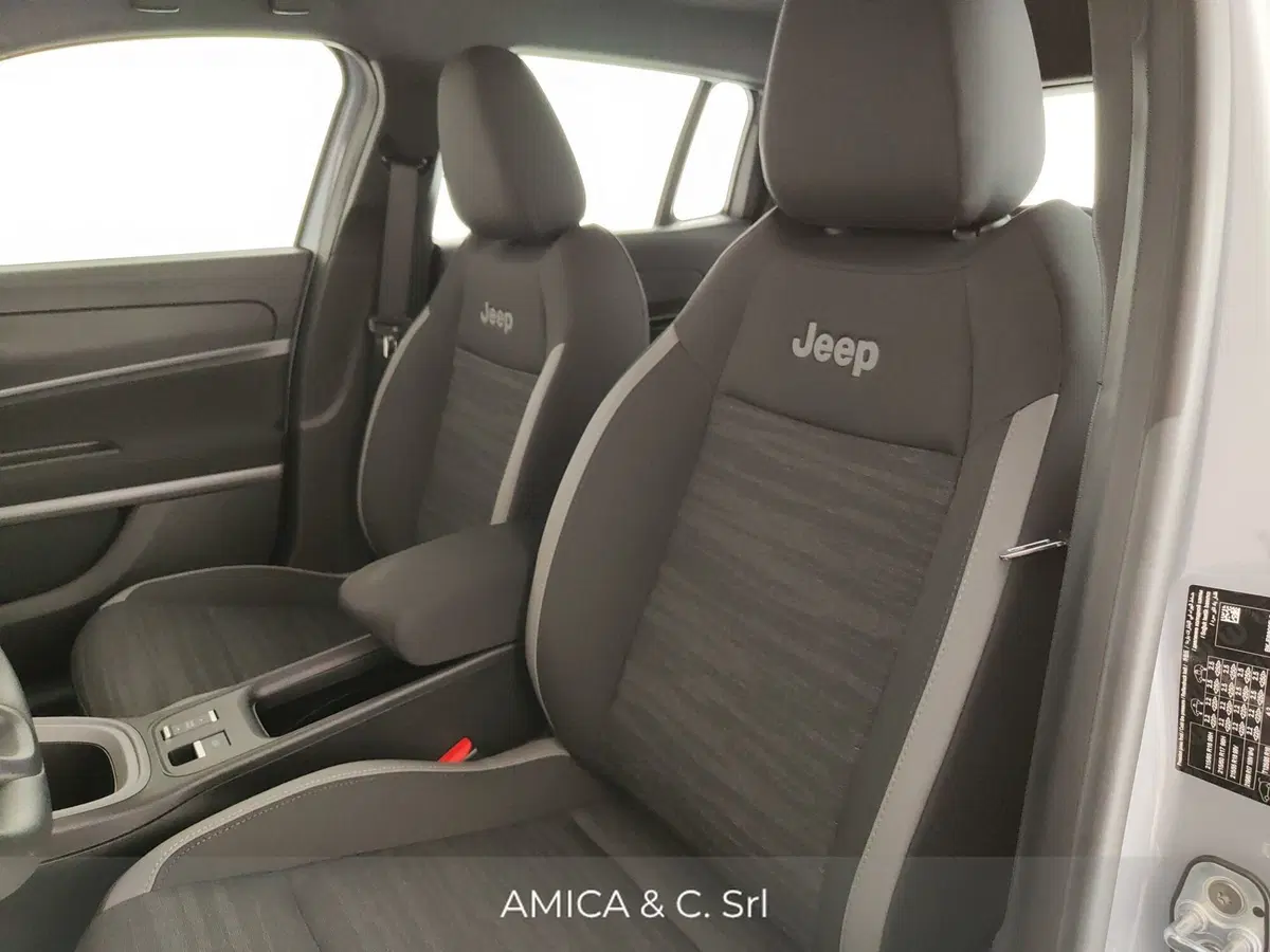 Jeep Avenger nuova a Caserta (17)