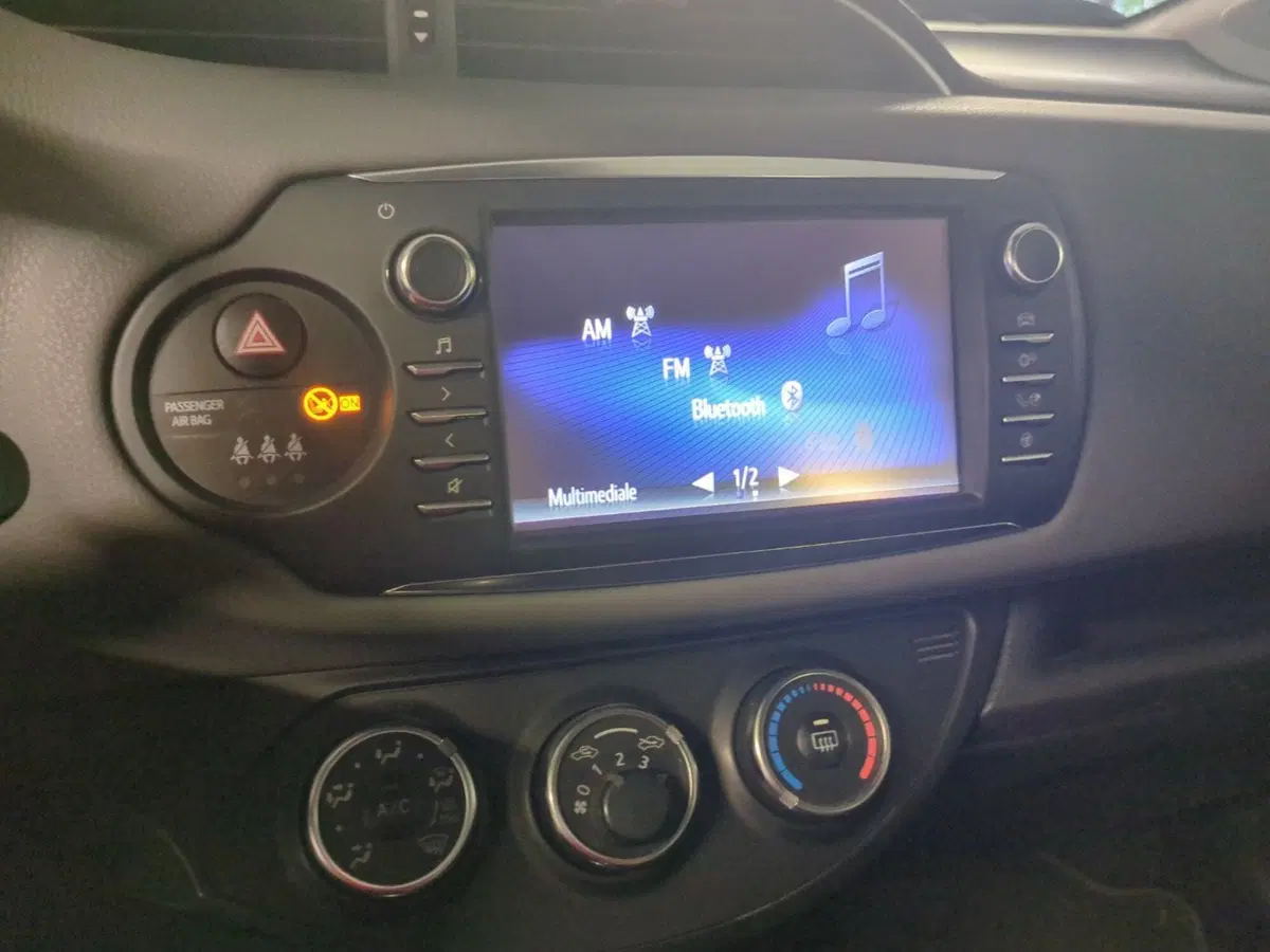 Toyota Yaris usata a Milano (15)