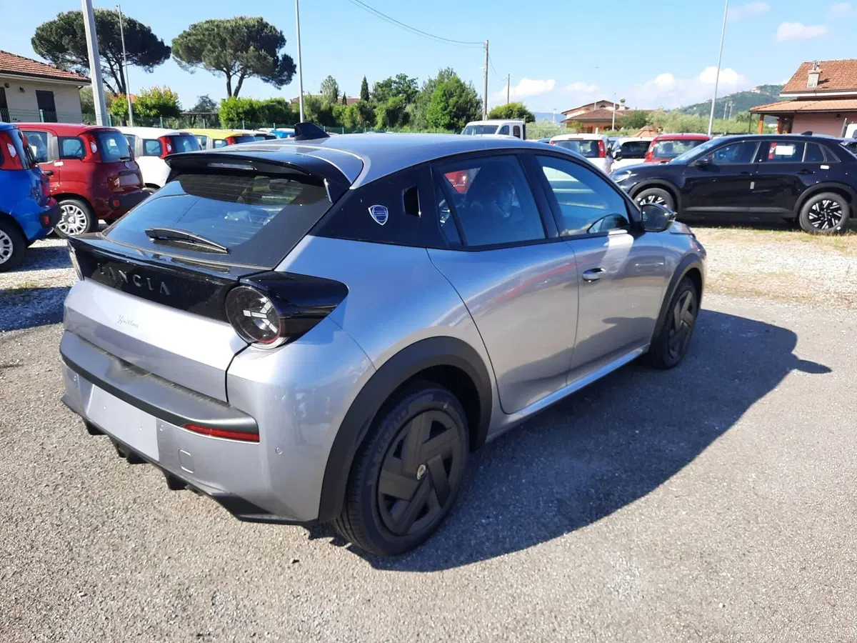 Lancia Ypsilon nuova a La Spezia (7)