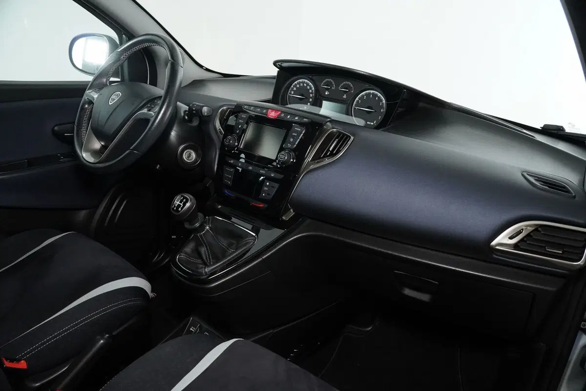 Lancia Ypsilon usata a Perugia (11)
