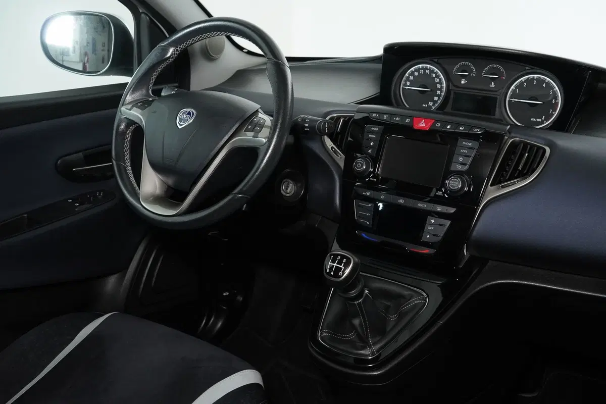 Lancia Ypsilon usata a Perugia (12)