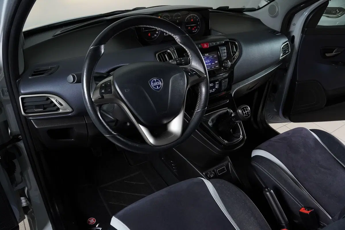 Lancia Ypsilon usata a Perugia (14)