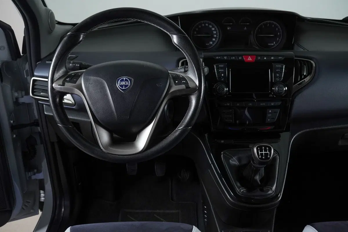 Lancia Ypsilon usata a Perugia (15)