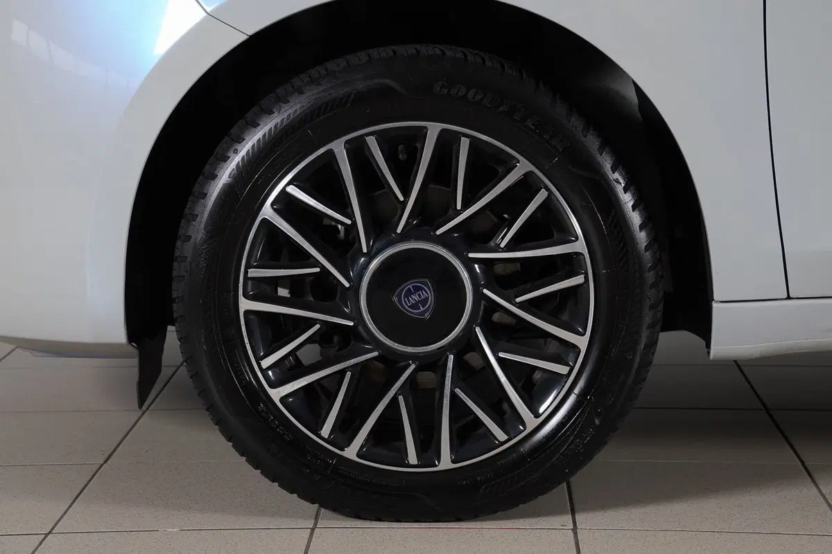 Lancia Ypsilon usata a Perugia (6)